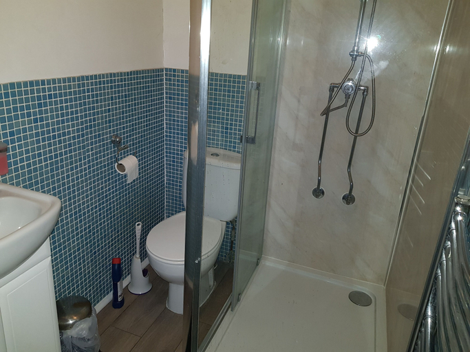 Bathroom 3, Guest House Ellipse - Whetstone, London