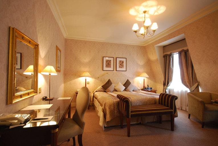 Bedroom 5, Leonard, London