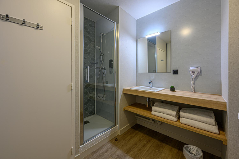 Bathroom 4, Appart Hotel Le Liberte Vannes Centre ville, Morbihan