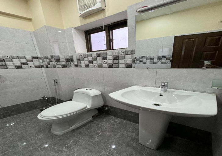 Bathroom 2, Gold Pine Hotel Lahore, Lahore