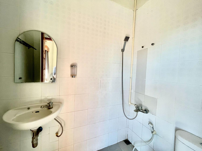 Bathroom 13