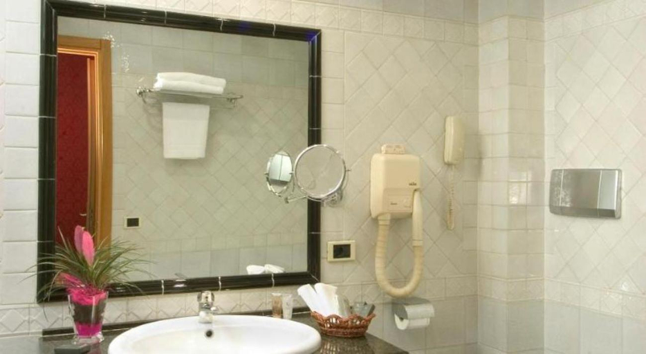 Bathroom 4, LH Hotel Andreotti, Rome