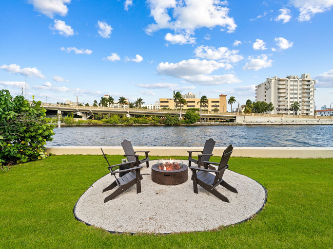 Interior 5, Intercostal beauty with heated pool + Spa!, Broward