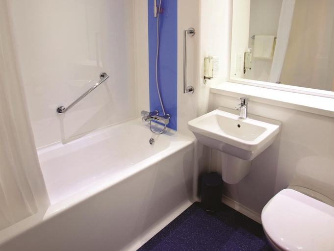 Bathroom 5, Travelodge Newbury Tot Hill, Hampshire
