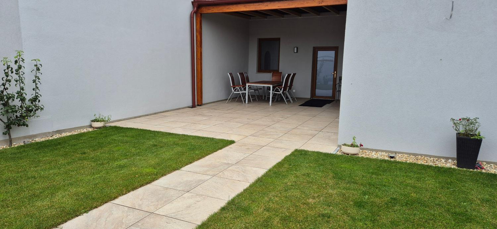 2, Anita's Mansion, Neusiedl am See