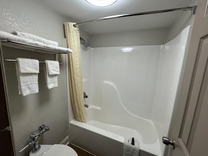 Bathroom 3, Lakeside Inn, Marshall