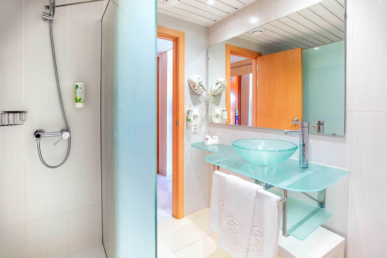 Bathroom 5, Hotel Servigroup Pueblo Benidorm, Alicante