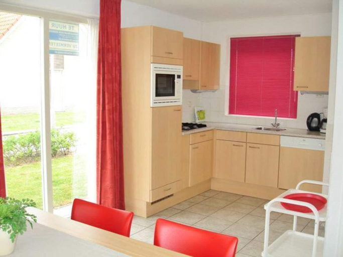 Others 3, Waterfront Bungalow Near Beach, Sluis