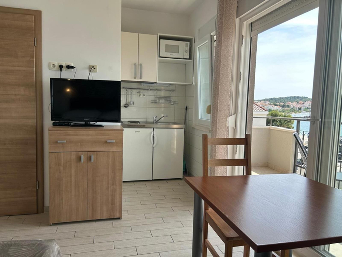 Others 5, Affabilis Vip House, Okrug