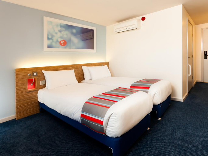 Bedroom 3, Travelodge Maidenhead Central, Windsor and Maidenhead