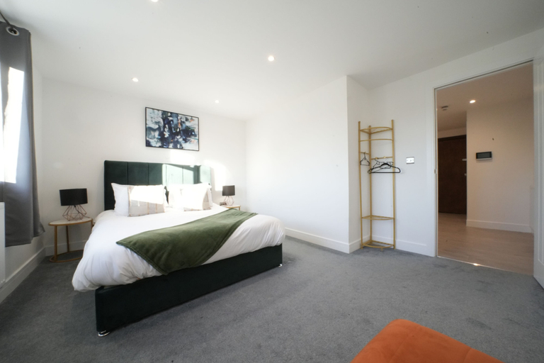 Bedroom 3, Heathrow Charge and Go, Surrey