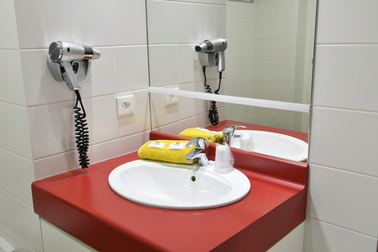 Bathroom 4, Mer & Golf City Bordeaux Bassins A Flot, Gironde
