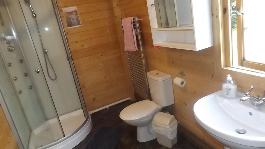 Bathroom, Spacious 3 Bedroom Cabin at Avonvale Holiday Lodge, Worcestershire