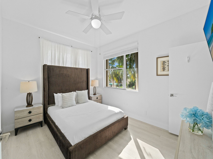 Interior 3, Intercostal beauty with heated pool + Spa!, Broward