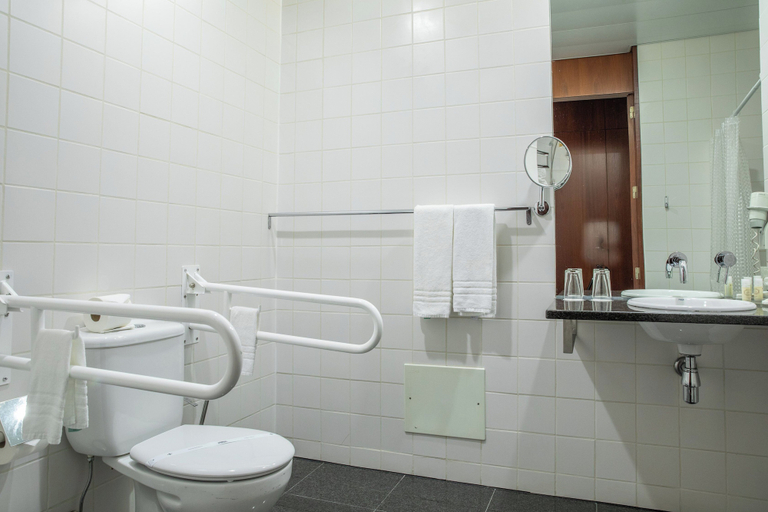 Bathroom 4, VIP Executive Art's Hotel, Lisbon