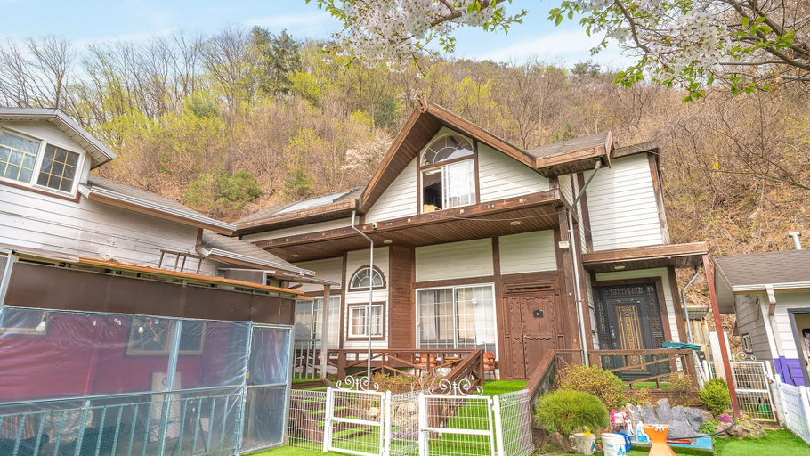 Exterior & Views 2, Gapyeong Jmong Choncance&camping Pension, Gapyeong