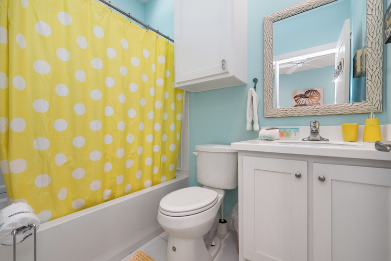 Bathroom, Eleventh II, Nueces