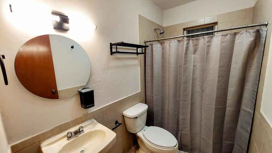 Bathroom 3, Comalitas Cafe y Hotel, Comala