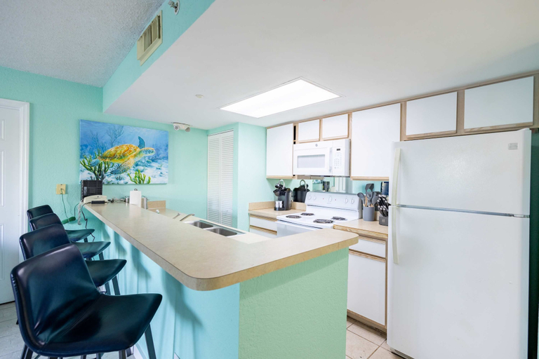 Room 4, The Trinidad by Brightwild Pool View Parking, Monroe