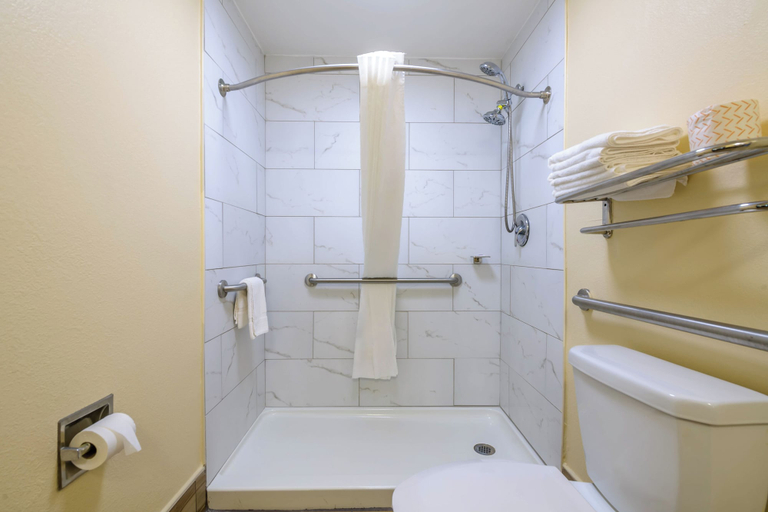 Bathroom 3, Motel 6 Forsyth, GA – Tift College, Monroe