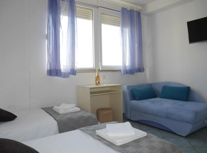 Bedroom 2, Dugi Rat Seaside Apartments, Dugi Rat