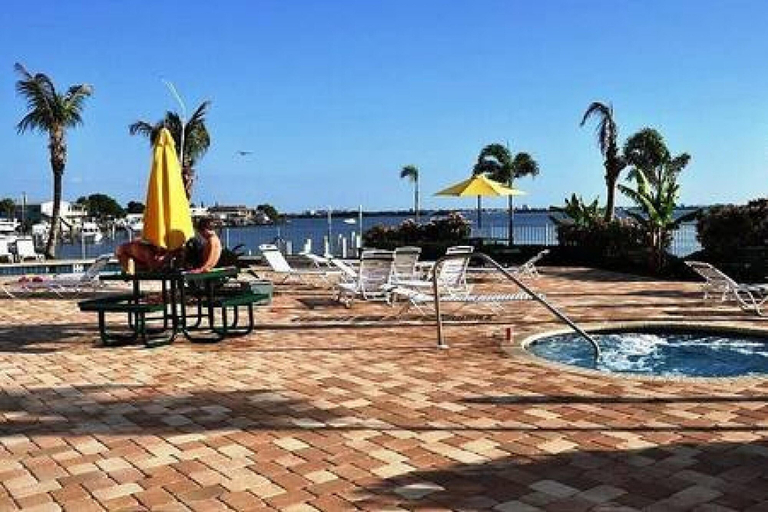 Room 2, The Bayview a Quaint 1 1 Balcony on the bay, Pinellas