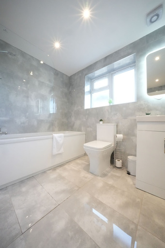 Bathroom 4, Heathrow Charge and Go, Surrey