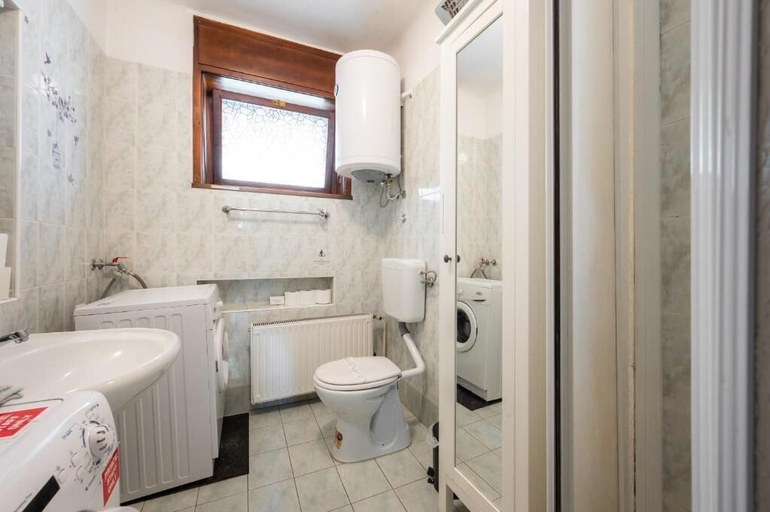 Bathroom 4, Pi House, Ljubljana