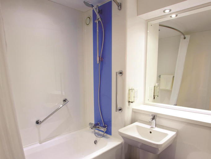 Bathroom 5, Travelodge Saltash, Cornwall