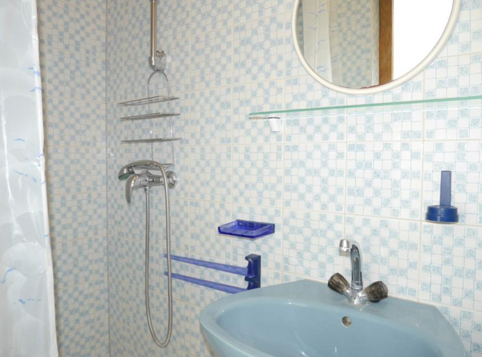 Bathroom 3, Dugi Rat Seaside Apartments, Dugi Rat