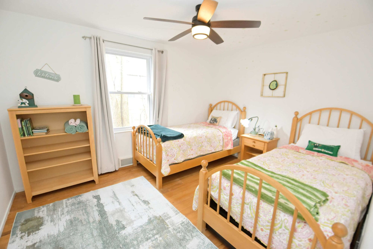 Room 5, 3 Bedroom 2 Bath Home Close to ND w Fire pit 1155, Saint Joseph