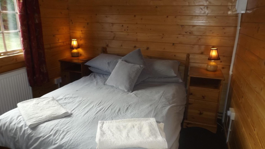 Room 2, Spacious 3 Bedroom Cabin at Avonvale Holiday Lodge, Worcestershire