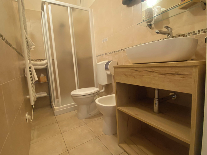 Bathroom 5, Betty's House, Verona