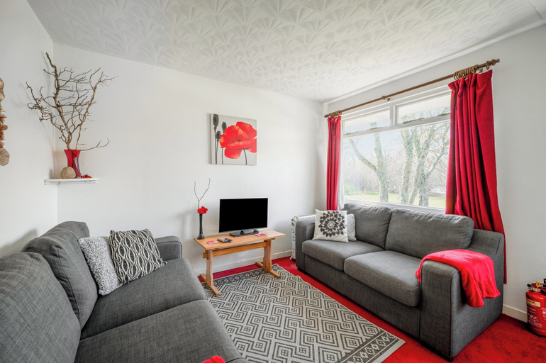 Living area, 2 Bed Chalet - Sleeps 3 - River and Mountain Views, Highland