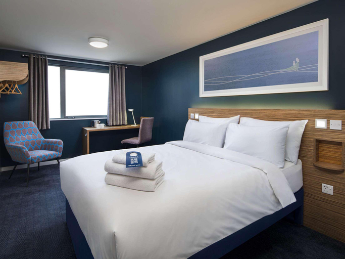 Bedroom 3, Travelodge Maidenhead Central, Windsor and Maidenhead
