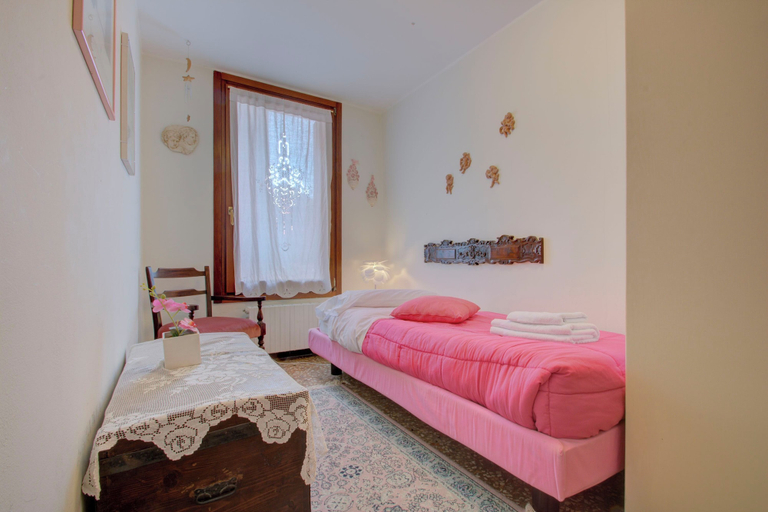 Bedroom 2, Cross Canal Set, Venezia
