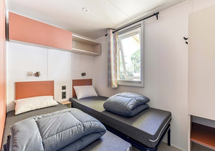 Bedroom 2, Camping Marvilla Parks Kaatsheuvel, Loon op Zand