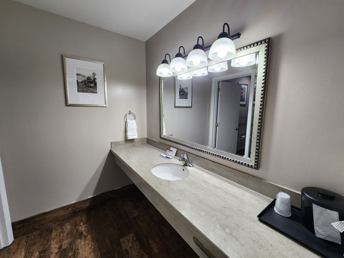 Bathroom 5, Ramada Bayside Inn & Suites Eureka, Humboldt