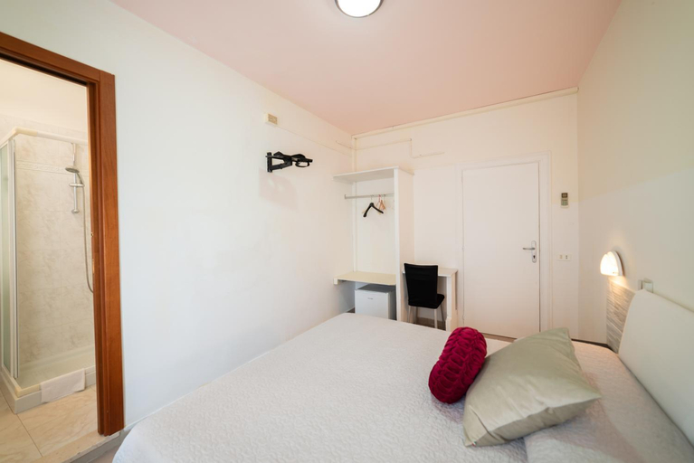 Bedroom 3, lidodubaihotelb&b, Taranto