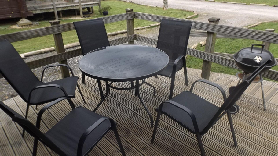Outdoor dining, Hand Built log Cabin at Avonvale Holiday Lodges, Worcestershire
