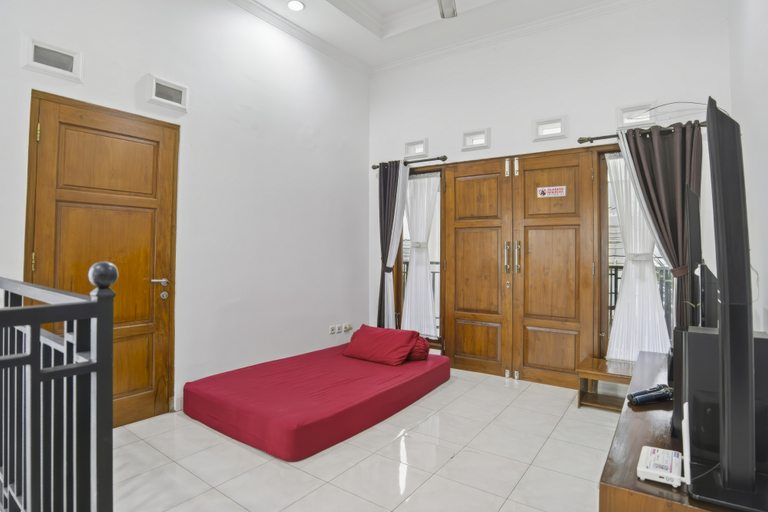 Bedroom 2, Shafira House 3BR Homestay, Sleman