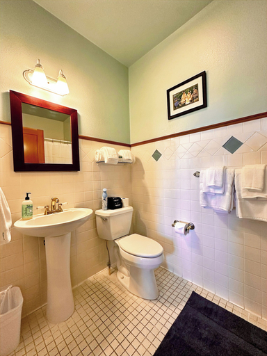 Bathroom 2, Hilo Town Inn, Hawaii