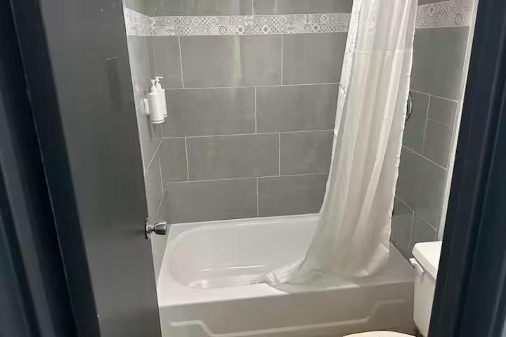 Bathroom 3, Days Inn by Wyndham Columbus/Worthington, Franklin
