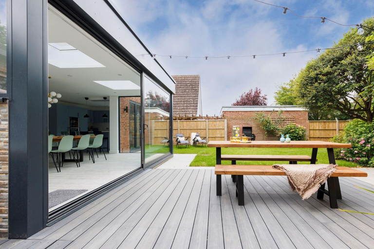 Others 5, Coastal Retreat for 10 with Hot Tub, West Sussex