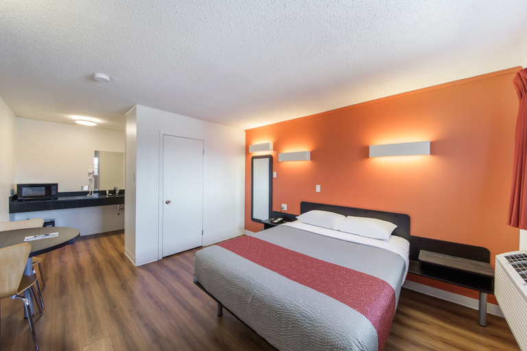Bedroom 4, Motel 6 Cranbrook, BC, East Kootenay