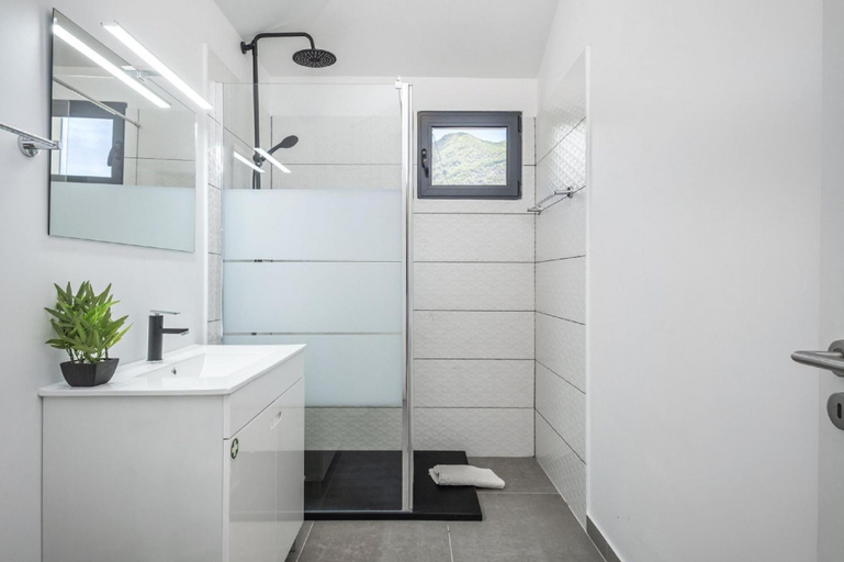 Bathroom 3, Basalt Dwelling II by Homie, São Vicente
