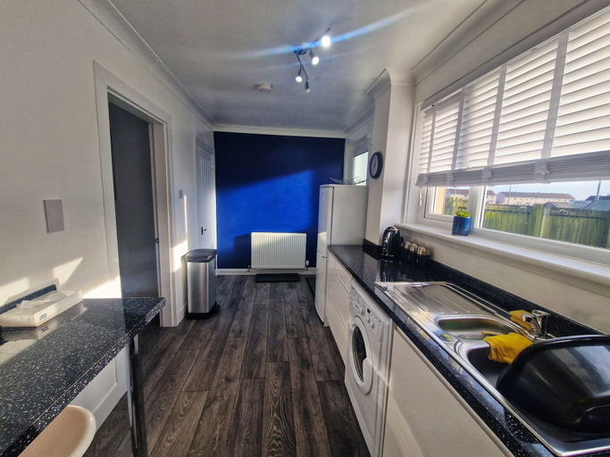 Private kitchen 3, Shotts House 2 Bedrooms Central To Glasgow & Edinburgh, North Lanarkshire