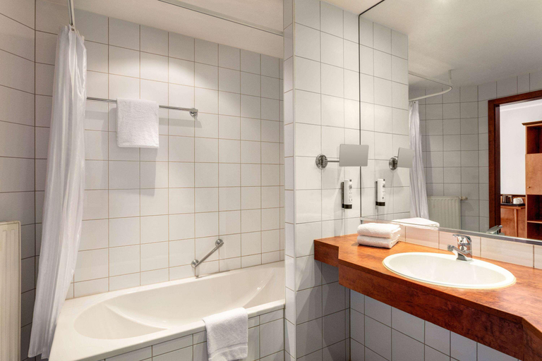 Bathroom 4, Amedia Hotel Frankfurt-Ruesselsheim by Wyndham, Groß-Gerau