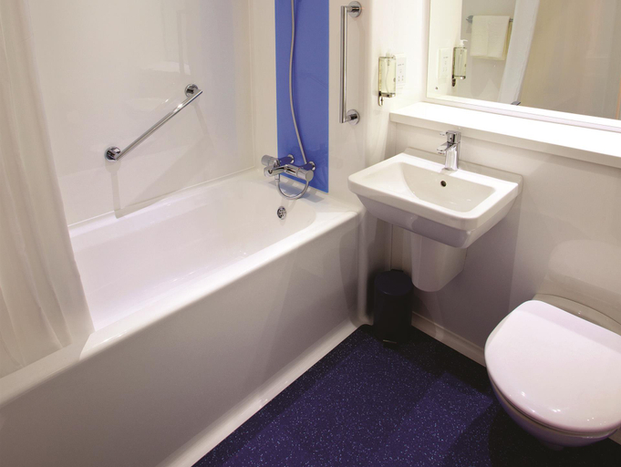 Bathroom 4, Travelodge Reading M4 Eastbound, Reading