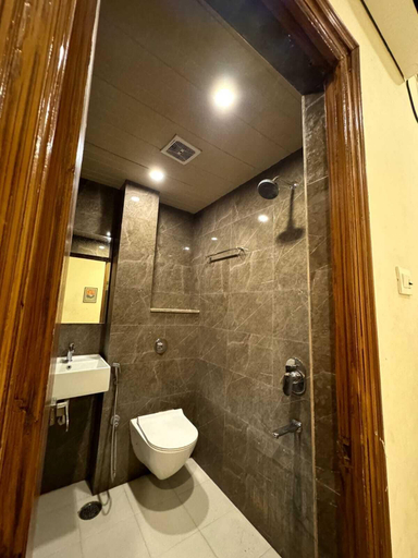 Bathroom, Sri Madhav Stay, Varanasi